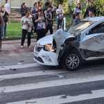 Batida entre Logan e ônibus deixa uma pessoa ferida e trava o trânsito na José Cândido da Silveira