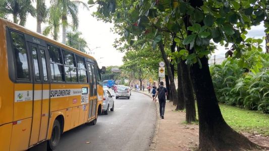 Passageiros fazem trajeto a pé para chegar na estação Pampulha