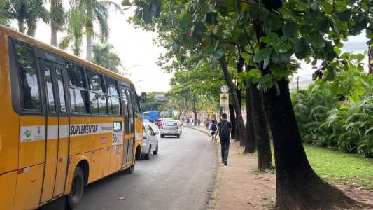 Passageiros fazem trajeto a pé para chegar na estação Pampulha
