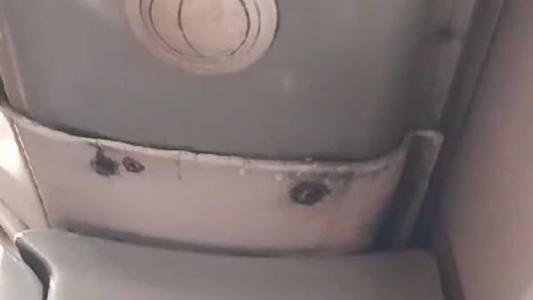 Passageiros gravaram gotas caindo do teto dos veículos
