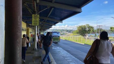 Passageiros 'lutam' para conseguir coletivos nas estações nesta segunda-feira (16)