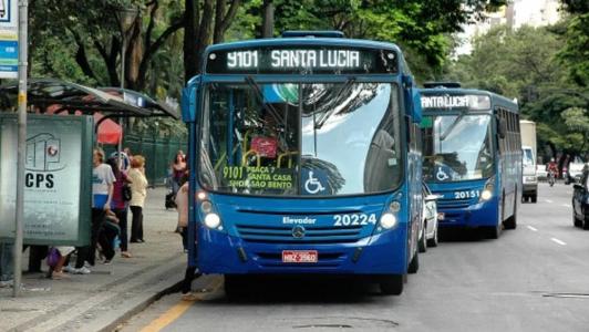 Passageiros pagam R$ 4,50 para embarcar nos ônibus que rodam por BH