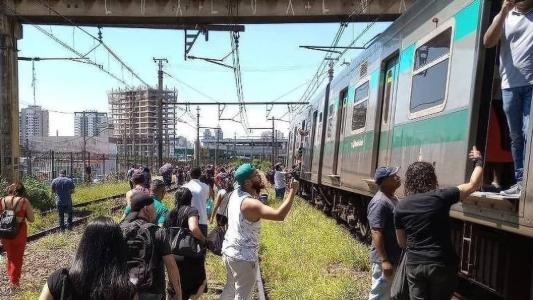 Passageiros precisaram andar sob os trilhos