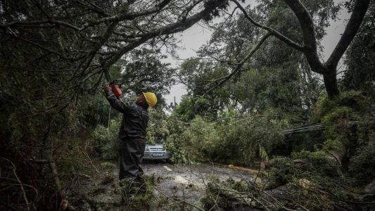 Passagem de ciclone provocou estragos na capital gaúcha