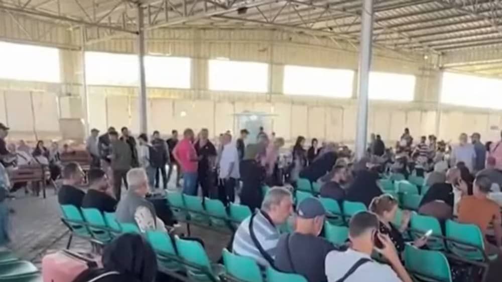 Guerra: 335 estrangeiros conseguem sair de Gaza para o Egito 