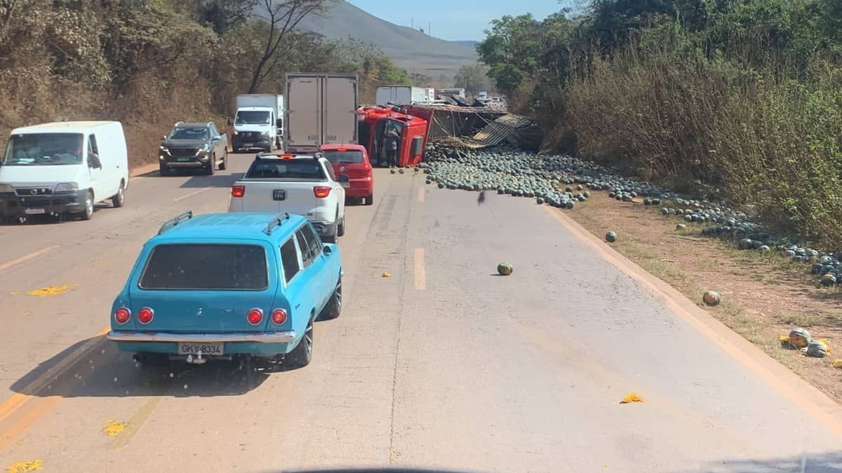 Caminhão carregado com abóbora tomba e fecha pista da BR-040, em Itabirito