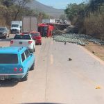 Caminhão carregado com abóbora tomba e fecha pista da BR-040, em Itabirito