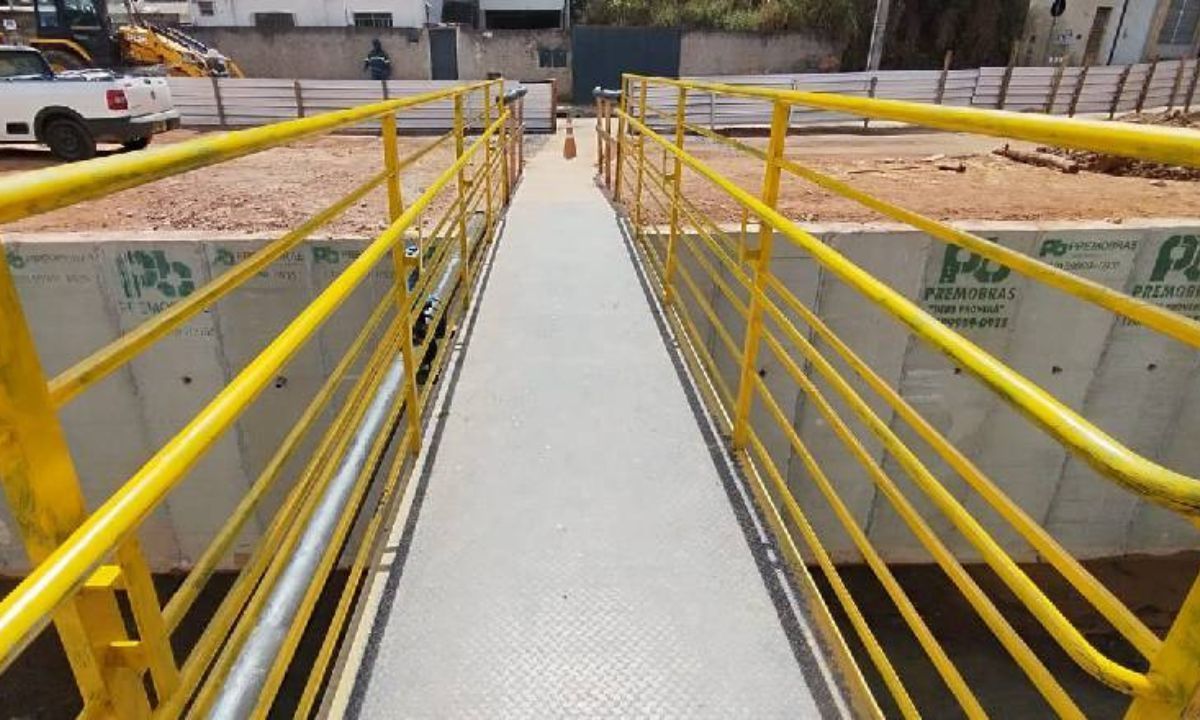 Concluída instalação da passarela de pedestres no bairro Carlos Chagas