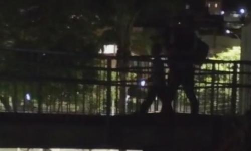 Falta de luz faz pedestres atravessarem passarela no escuro no Morro da Glória