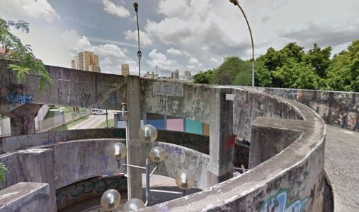 Passarela que liga o bairro Floresta ao Centro virou 'motel a céu aberto'