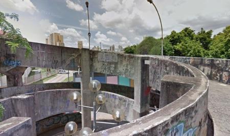 Passarela que liga o bairro Floresta ao Centro virou 'motel a céu aberto'