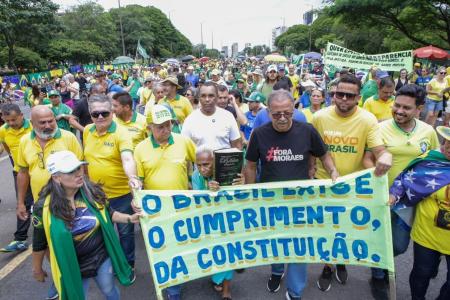 O ex-desembargador Sebastião Coelho (de camiseta preta) na linha de frente da passeata por ele organizada