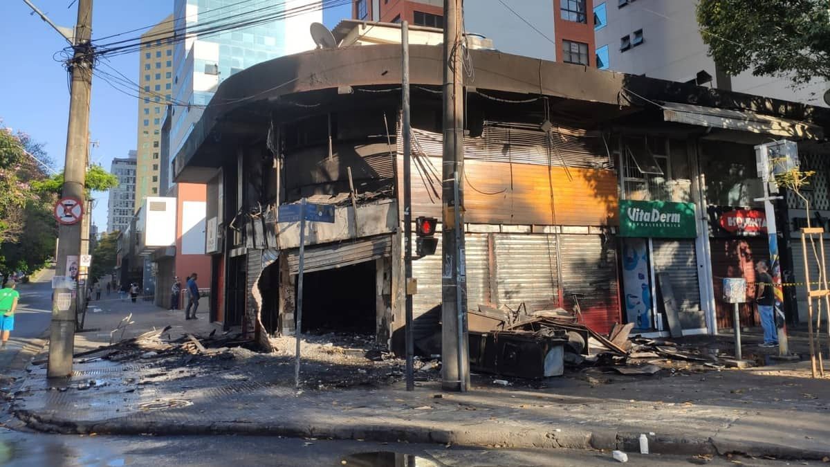 Rei do Pastel é interditado pela Defesa Civil de BH por risco de desabamento após incêndio 