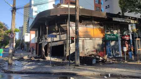 Pastelaria que fica no centro da Savassi ficou completamente destruída; fritadeira pode ter causado incêndio