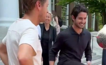 Sebastian Vettel e Alexandre Pato brincam com bola de futebol após 'formatura' em Harvard em junho de 2025
