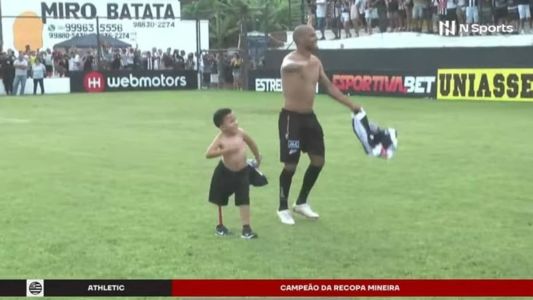 Patric comemora o título da Recopa ao lado do filho, Dominic