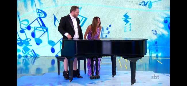 Patrícia Abravanel toca piano sem calça no SBT