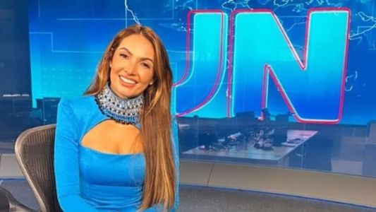 Patrícia Poeta na bancada do Jornal Nacional, em 2023