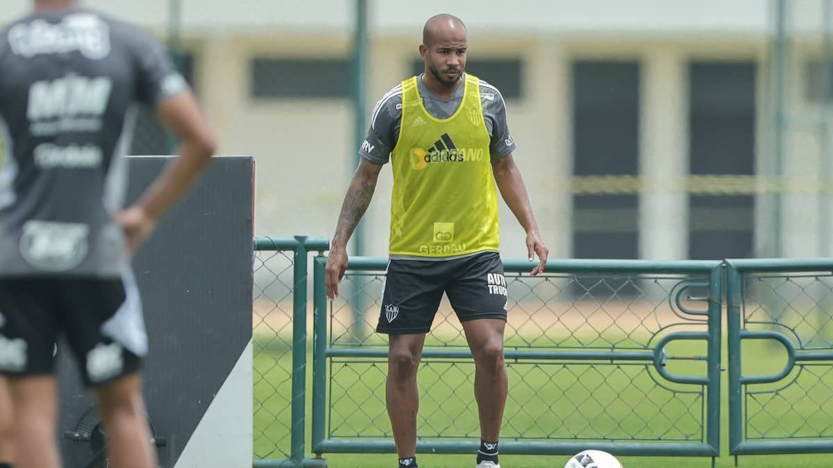Corre, marca, domina e chuta: Patrick mostra polivalência em treino do Atlético