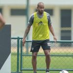 Corre, marca, domina e chuta: Patrick mostra polivalência em treino do Atlético