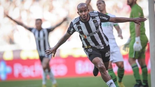 Patrick marcou o primeiro gol pelo Galo em rebote de falta cobrada por Hulk