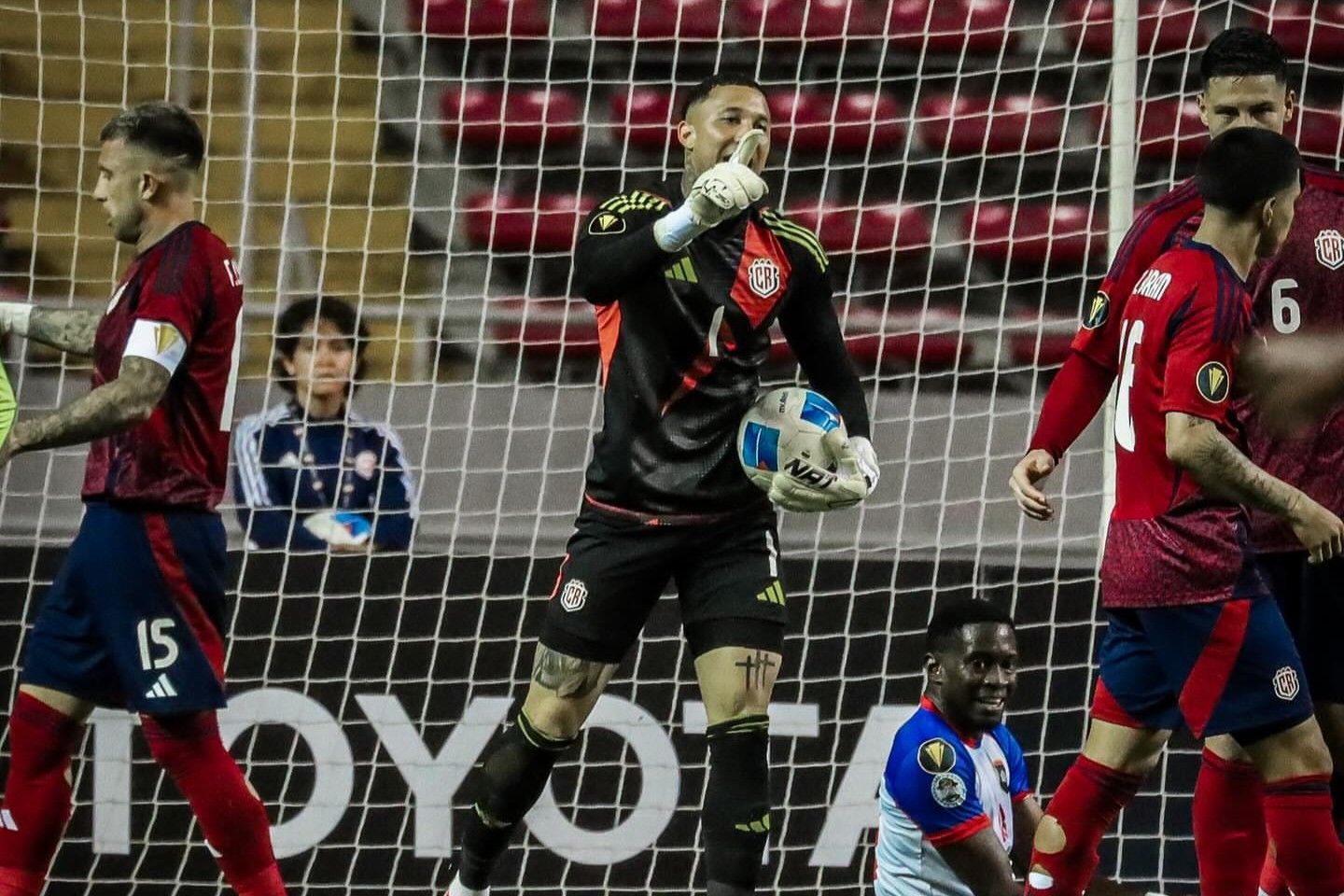 Alvo do Bahia, goleiro costarriquenho abre o jogo sobre deixar a Europa