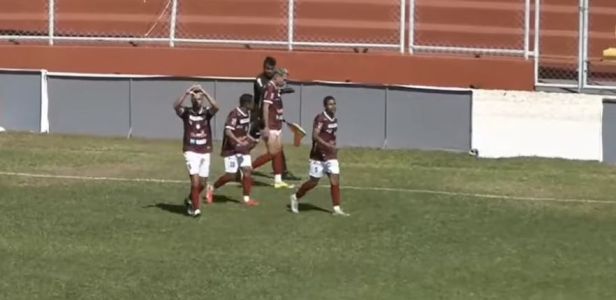 Jogadores do Patrocinense comemoram gol marcado diante do Democrata