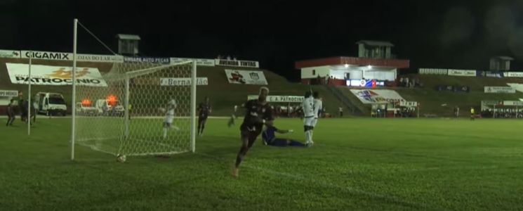 Kanela comemora segundo gol do Patrocinense no jogo