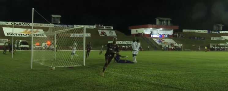 Kanela comemora segundo gol do Patrocinense no jogo