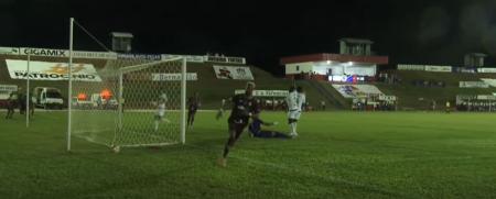 Kanela comemora segundo gol do Patrocinense no jogo