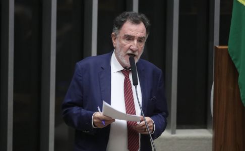 O deputado federal Patrus Ananias discursa no plenário da Câmara