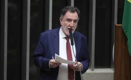 O deputado federal Patrus Ananias discursa no plenário da Câmara