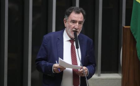 O deputado federal Patrus Ananias discursa no plenário da Câmara