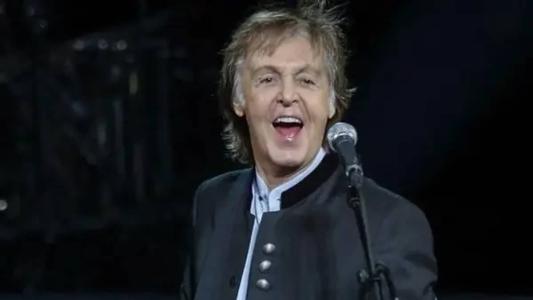 Durante a conversa com a BBC Radio 4, McCartney contou que os produtores utilizaram uma antiga gravação de John Lennon para extrair a sua voz