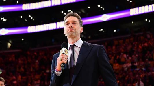 Paul Gasol durante homenagem em que teve camisa eternizada