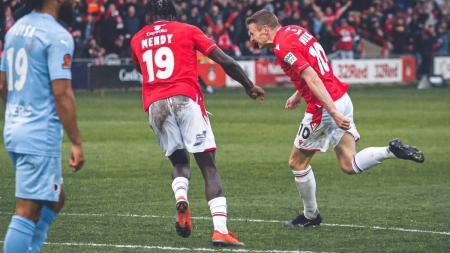 Paul Mullin marcou dois gols da vitória do Wrexham