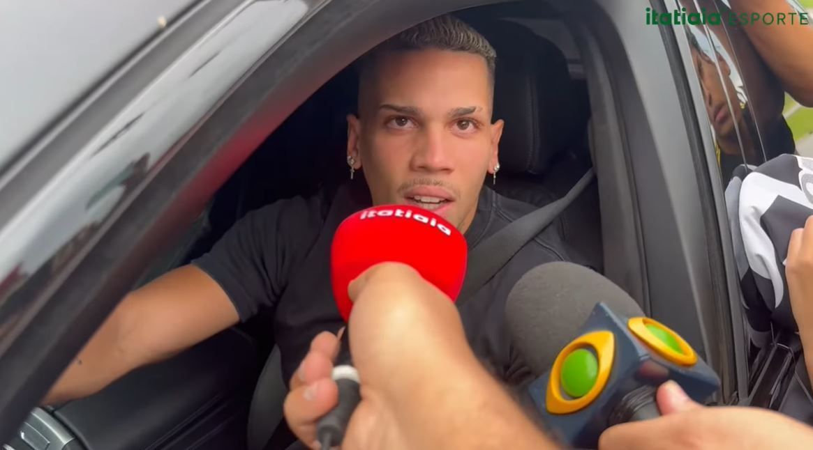 Vídeo: Paulinho recebe carinho da torcida do Atlético na reapresentação