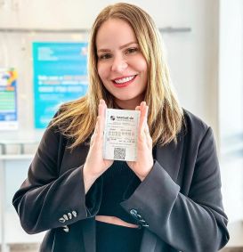 Paulinha posou com o bilhete premiado