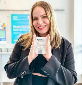 Paulinha posou com o bilhete premiado