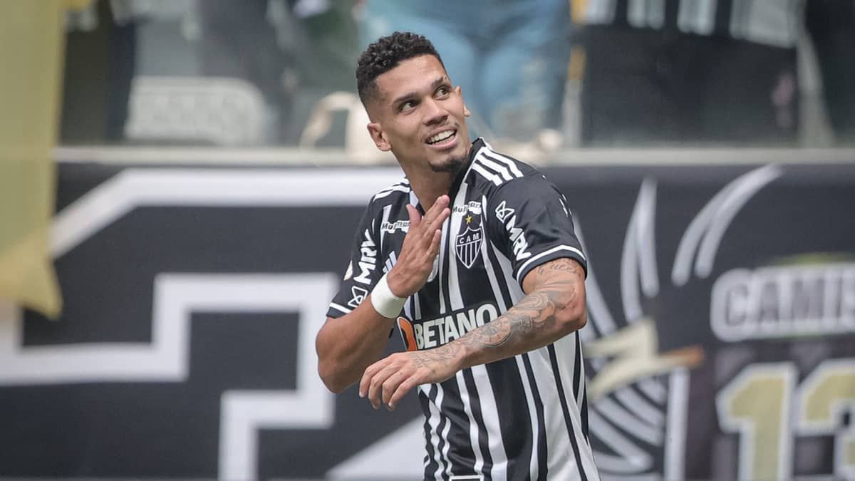Paulinho faz 2 gols e é eleito melhor em campo na inauguração da Arena MRV