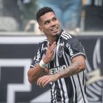 Paulinho faz 2 gols e é eleito melhor em campo na inauguração da Arena MRV
