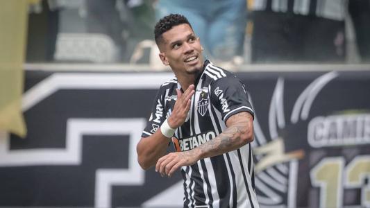 Paulinho, atacante do Atlético, fez os dois gols da vitória sobre o Santos na Arena MRV