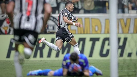 Paulinho brilhou e fez os dois gols da vitória do Atlético
