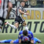 Com brilho de Paulinho, Atlético vence o Fluminense e entra no G6 do Brasileirão