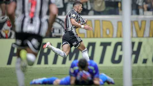 Paulinho brilhou e fez os dois gols da vitória do Atlético