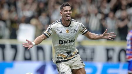 Paulinho brilhou mais uma vez com a camisa do Atlético
