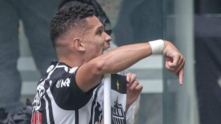 Paulinho comemorou gol próximo à torcida, na bandeira de escanteio da Arena MRV