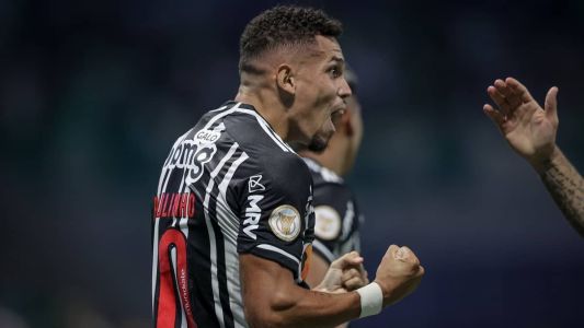 Paulinho completou 50 partidas pelo Atlético nesta quinta-feira (19)
