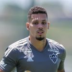 Paulinho evita falar sobre possível volta à Europa: 'Atlético me abraçou'