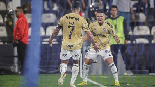 Paulinho deu assistência para Hulk balançar as redes em Lima